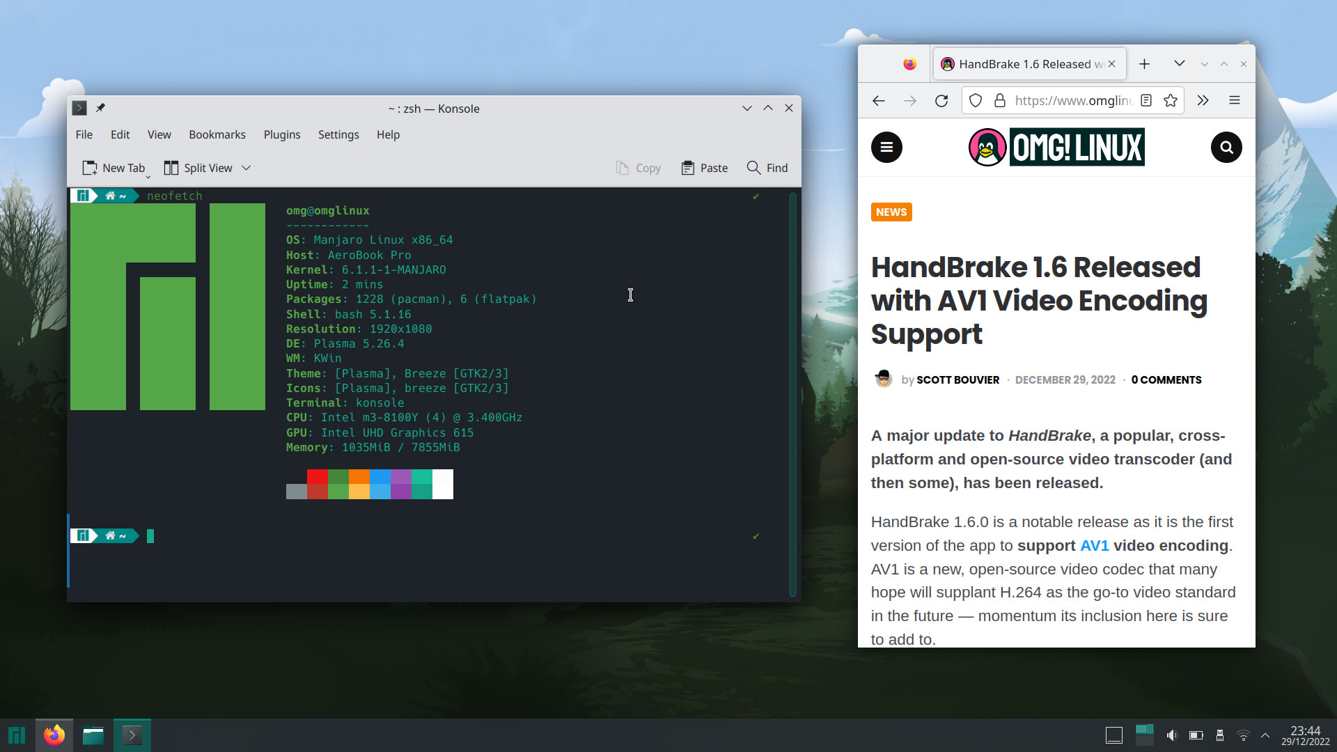 لقطة شاشة لتوزيع Manjaro Linux مع فتح محطة طرفية ومتصفح ويب